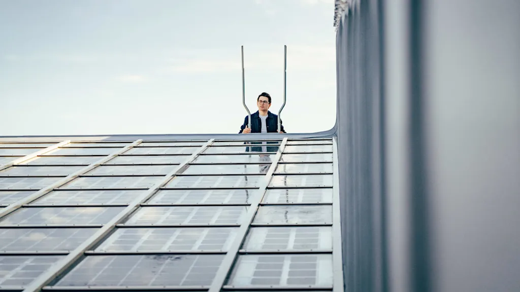 Man climbing up a latter to the roof of Comfort Hotel Solna.
