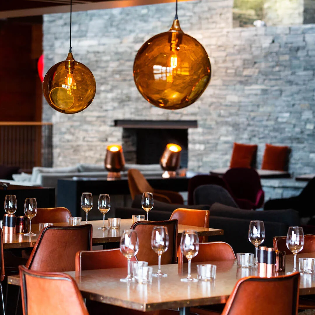 Tables at the cosy restuarant Niesti at Coperhill Mountain Lodge in Åre.