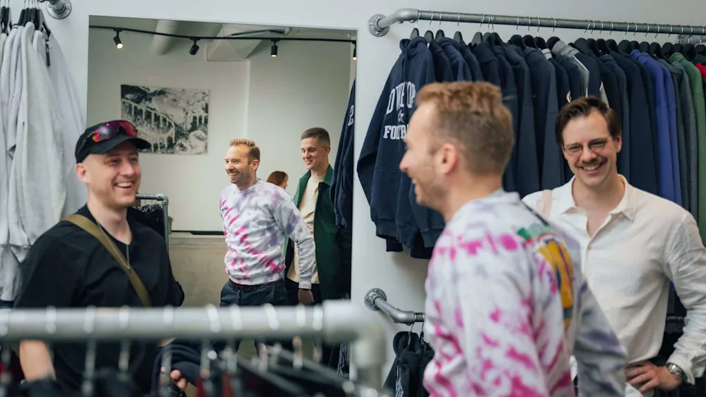 En grupp vänner testar kläder i en butik i Helsingfors.