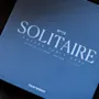 Sininen laatikko Solitaire-kahvipöytäpeliä varten, tekstillä Solitaire No 12 Coffee Table Game useilla kielillä.