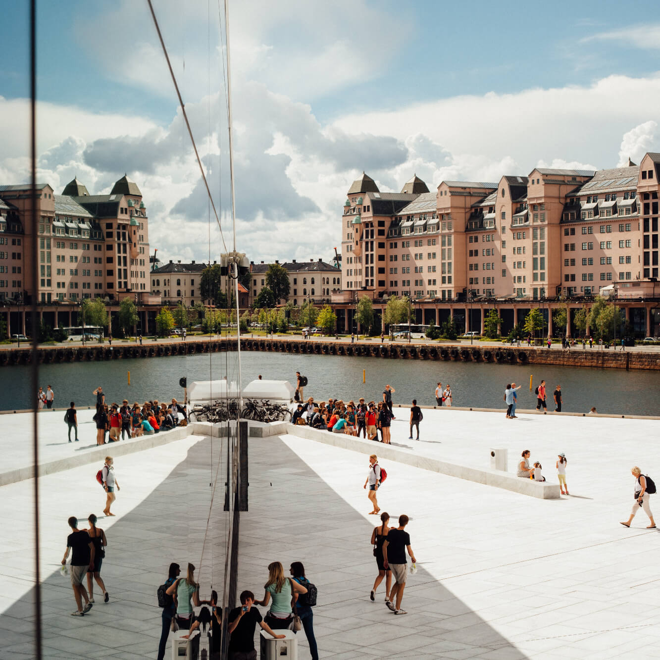 Reflektionen av Oslo city vid operahuset.