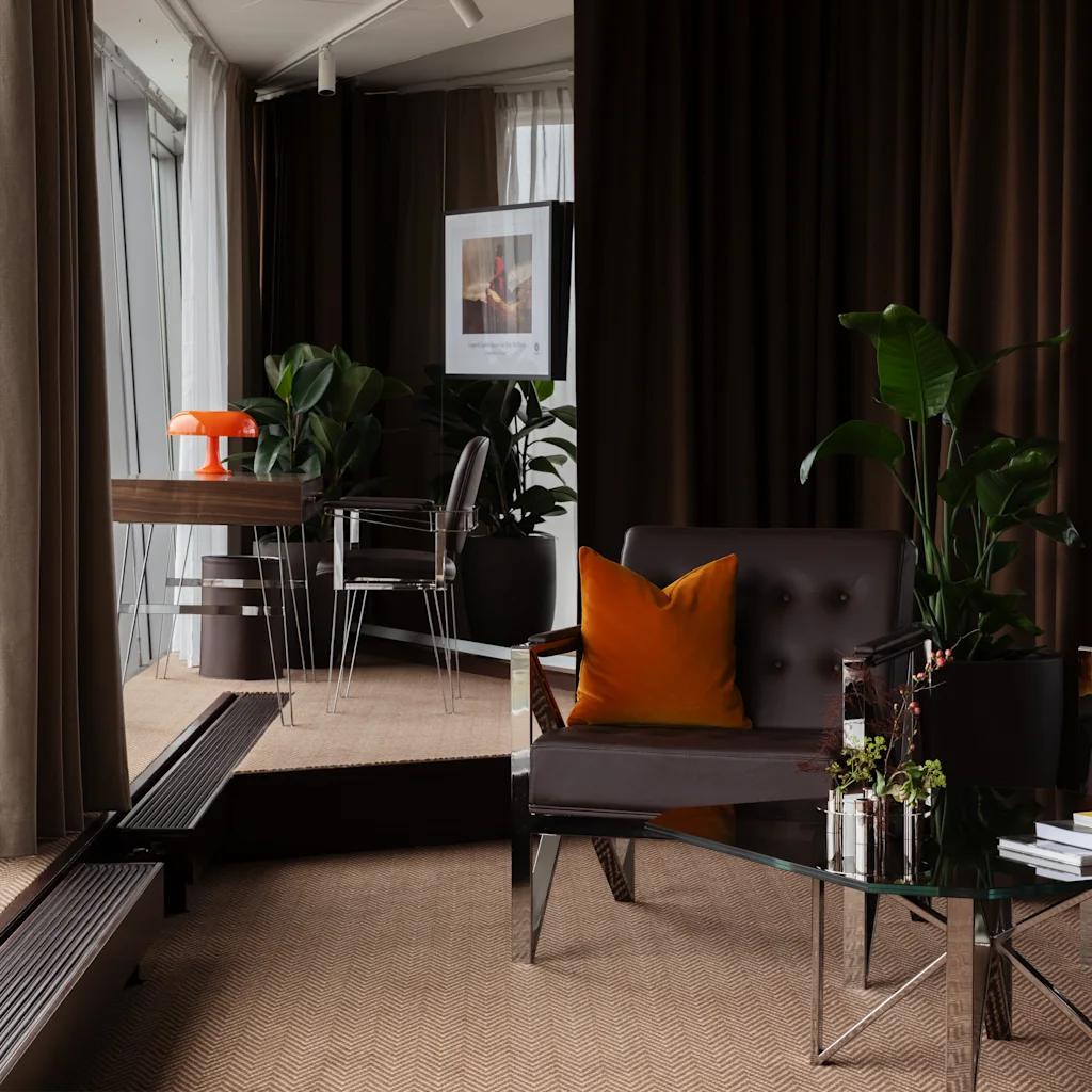 Stratum Suites av Bernadotte og Kylberg på Clarion Hotel Sign. Moderne suite, helhetlig design, store vinduer, sitteplasser.