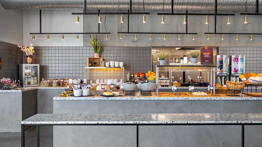 En velfylt frokostbuffet på Comfort Hotel Porsgrunn med fersk frukt, bakverk, varme retter og drikke. MATSVINN.