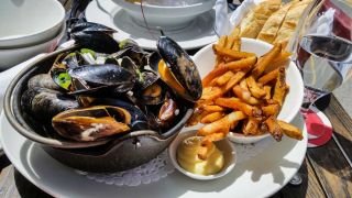 Mussels-on-platter-with.fries-and-mayonnaise