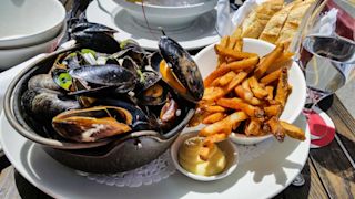 Mussels-on-platter-with.fries-and-mayonnaise