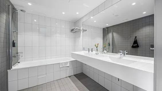 Comfort Hotel Porsgrunn: Et moderne bad designet for avslapning, med dusj, badekar og dobbel servant.