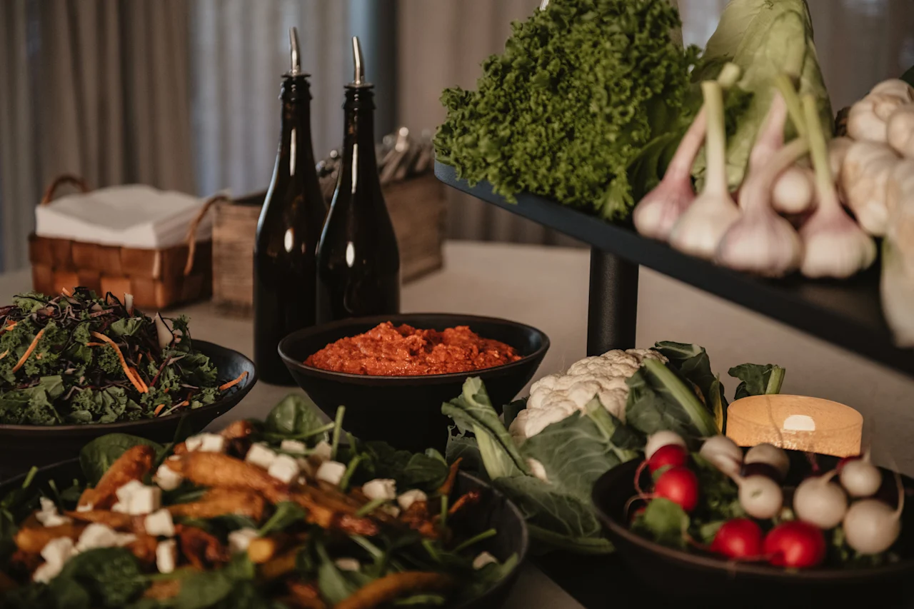 En livlig och fräsch buffé med ett urval av sallader, grönsaker och tillbehör, redo att serveras.