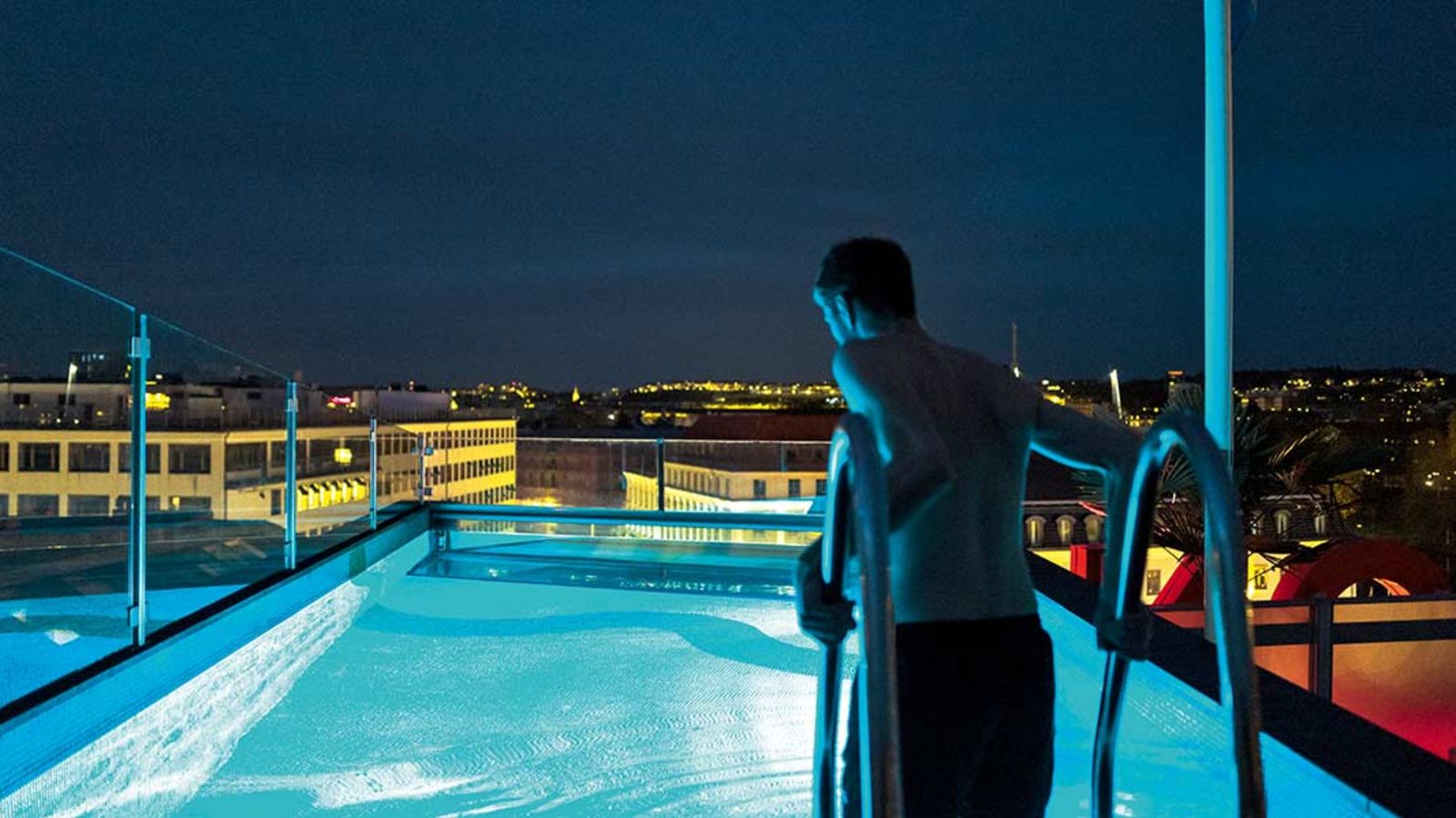 Avalon Hotels pool på natten