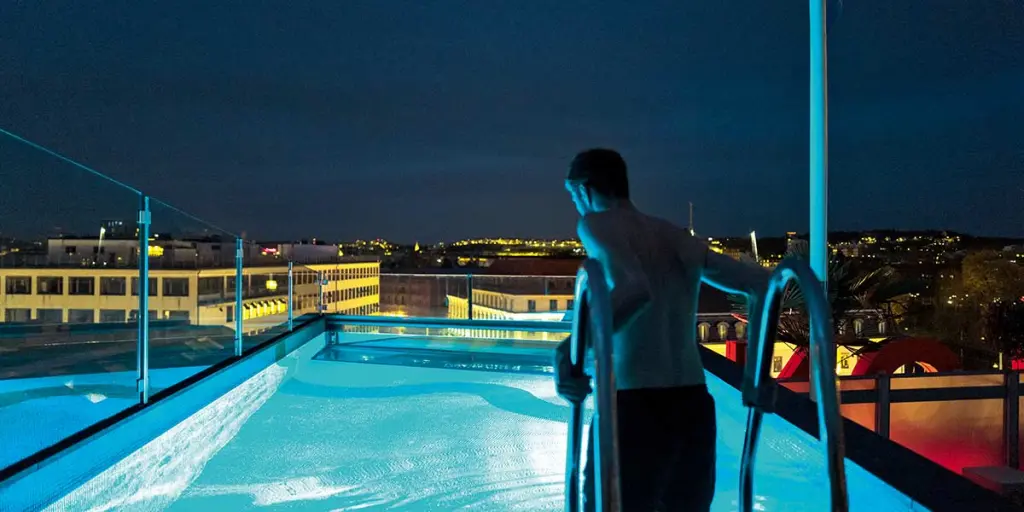 Avalon Hotels pool på natten
