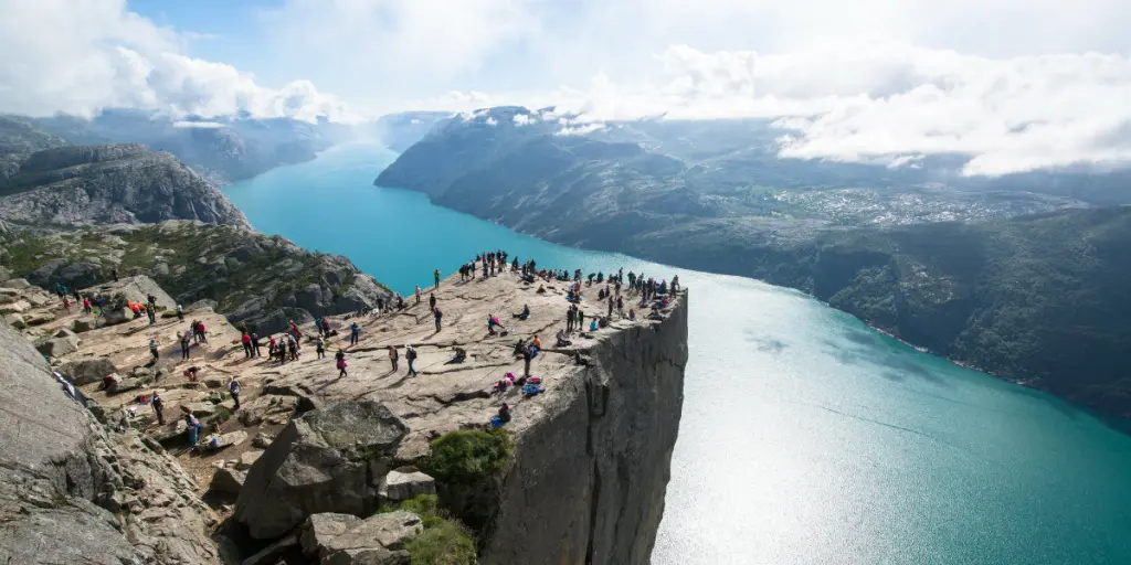 preikestolen-norway-hiking-featured.jpg