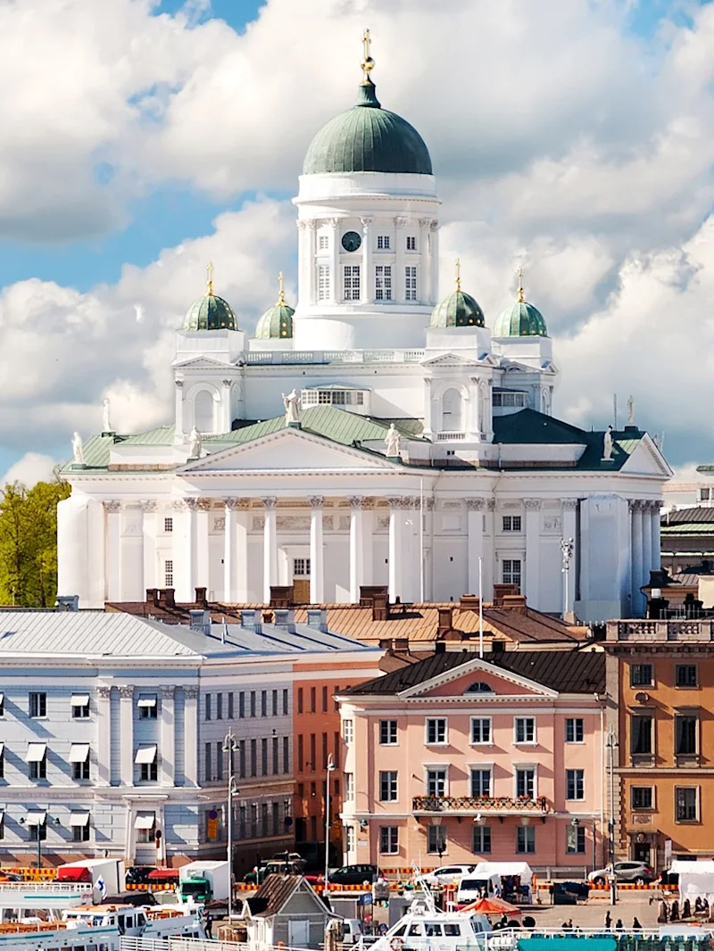 Byggnader i Helsingfors längs vattnet.