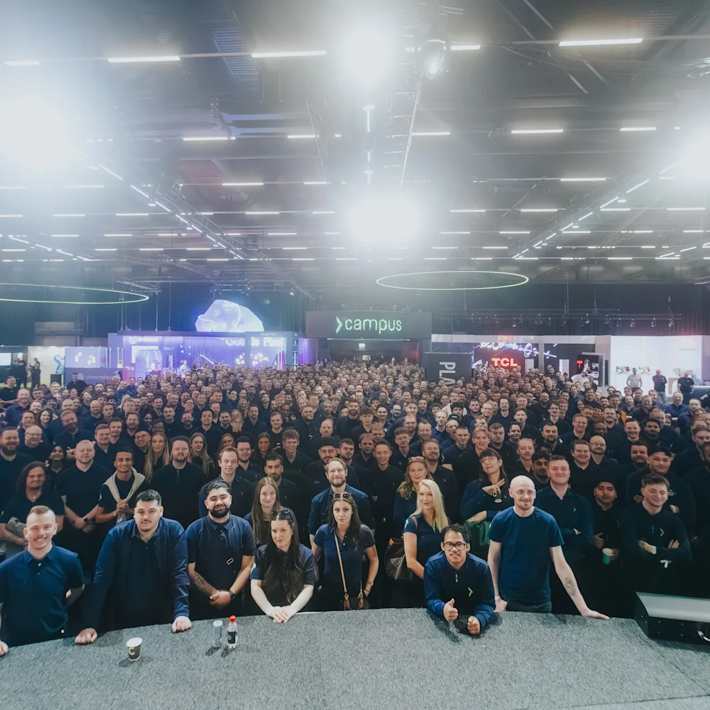 The Qube, Clarion Hotel Oslo Airport: Ihmisiä teknologiamessuilla lavan edessä.