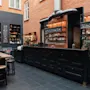 En bar og lounge. Tekst: OL BUBBEL enjoy! VITT VIN ROTT VIN ROSE CIDER cheers! snacks oliver marinerade notter chips.