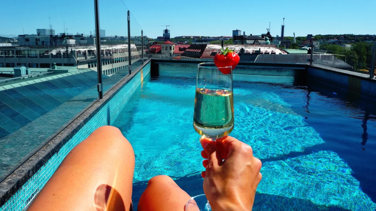 Champagne vid poolen på Avalon i Göteborg.