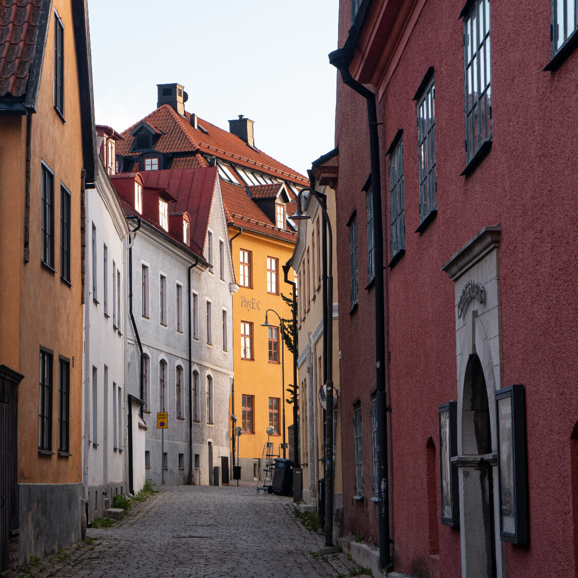 Pittoresk gränd med färgglada hus i Visby.