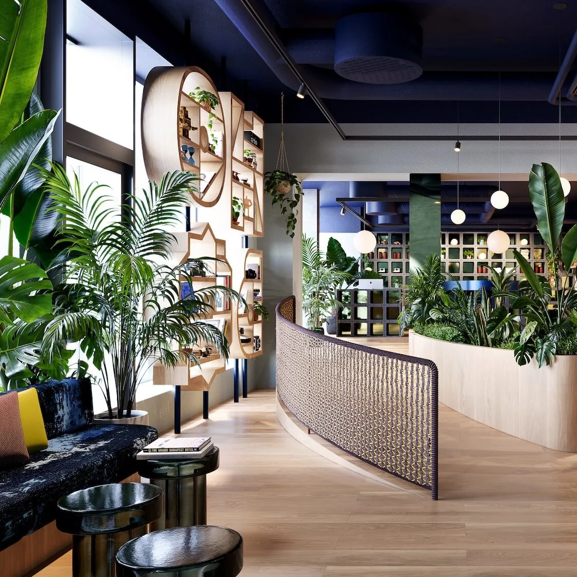 Et moderne, stilfullt interiør med trehyller som viser ulike gjenstander, omgitt av frodige grønne planter og elegant belysning, satt i et romslig rom med en vibrerende, moderne design.