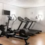 Hyvin varusteltu kuntosali, jossa on erilaisia ​​kuntolaitteita täydelliseen harjoitteluun.