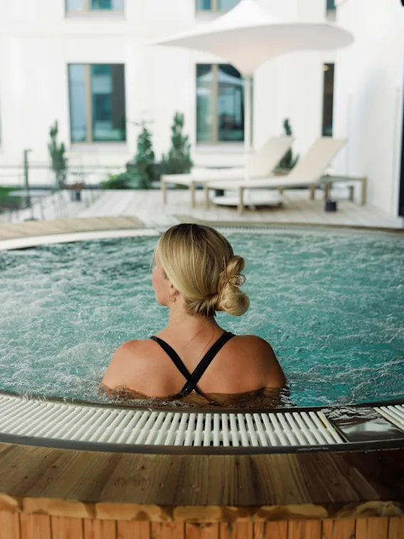 Henkilö rentoutuu poreilevassa ulkoporealtaassa Spa at Clarion Hotel Helsinki Airportissa.