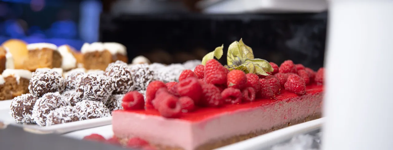 Kakkuja lautasella valmiina tarjoiltavaksi 1803-ravintolassa Quality Hotel Carliassa Uddevallassa, Ruotsissa.