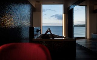 Room-deluxe-bathroom-view-Vox-Hotel-EDIT