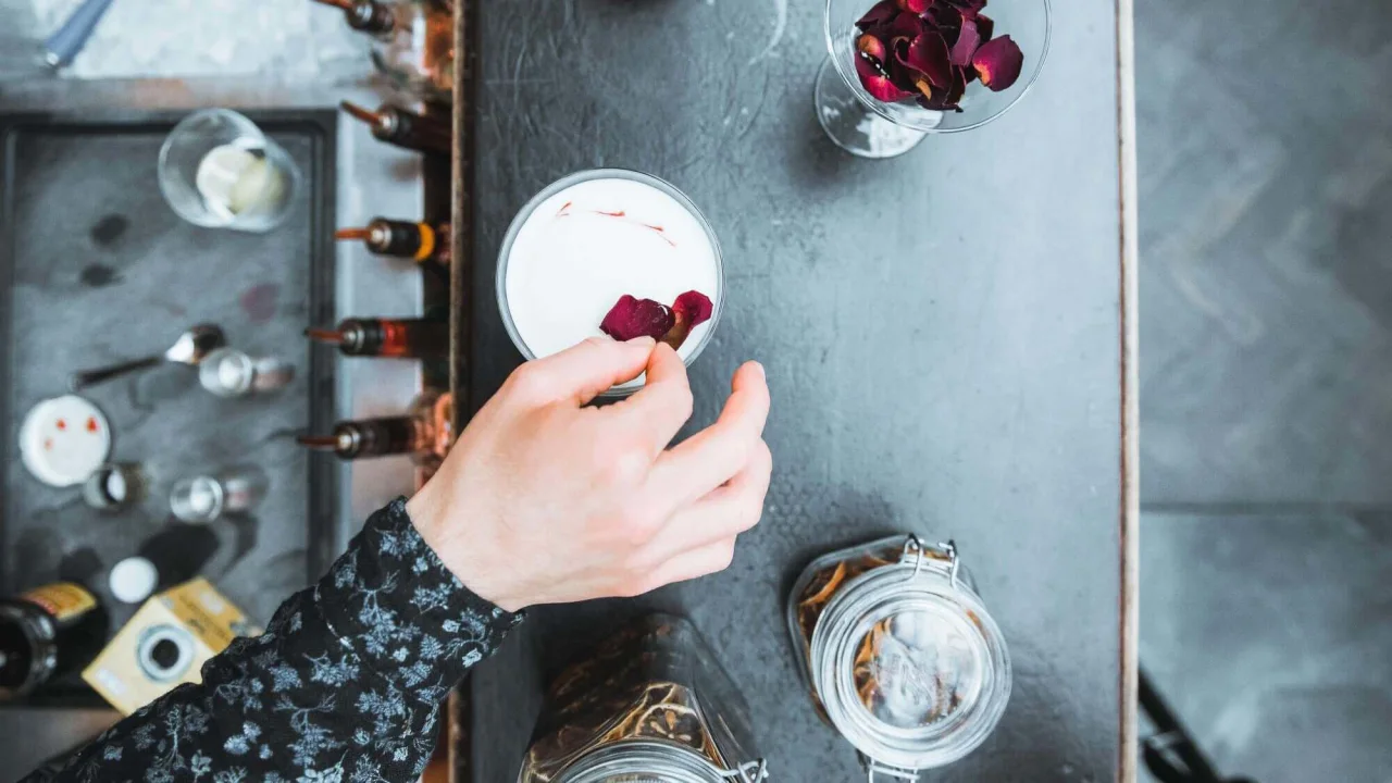 Bartender förbereder en cocktail i baren på Clarion Hotel Wisby.