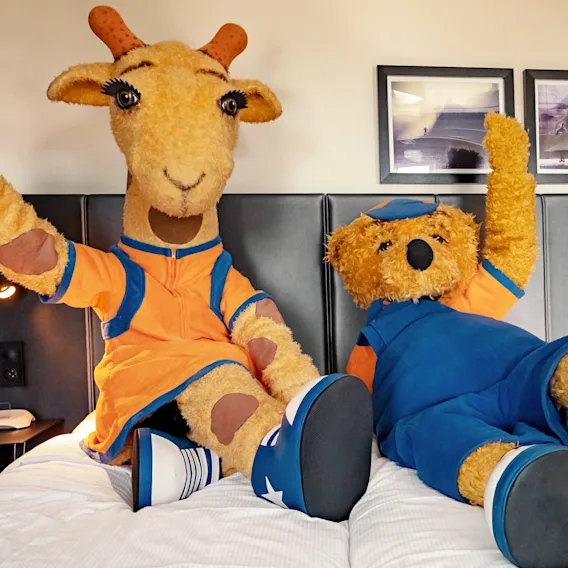 Quality Hotel™ gjest som nyter et avslappende øyeblikk i et moderne og innbydende hotellmiljø.