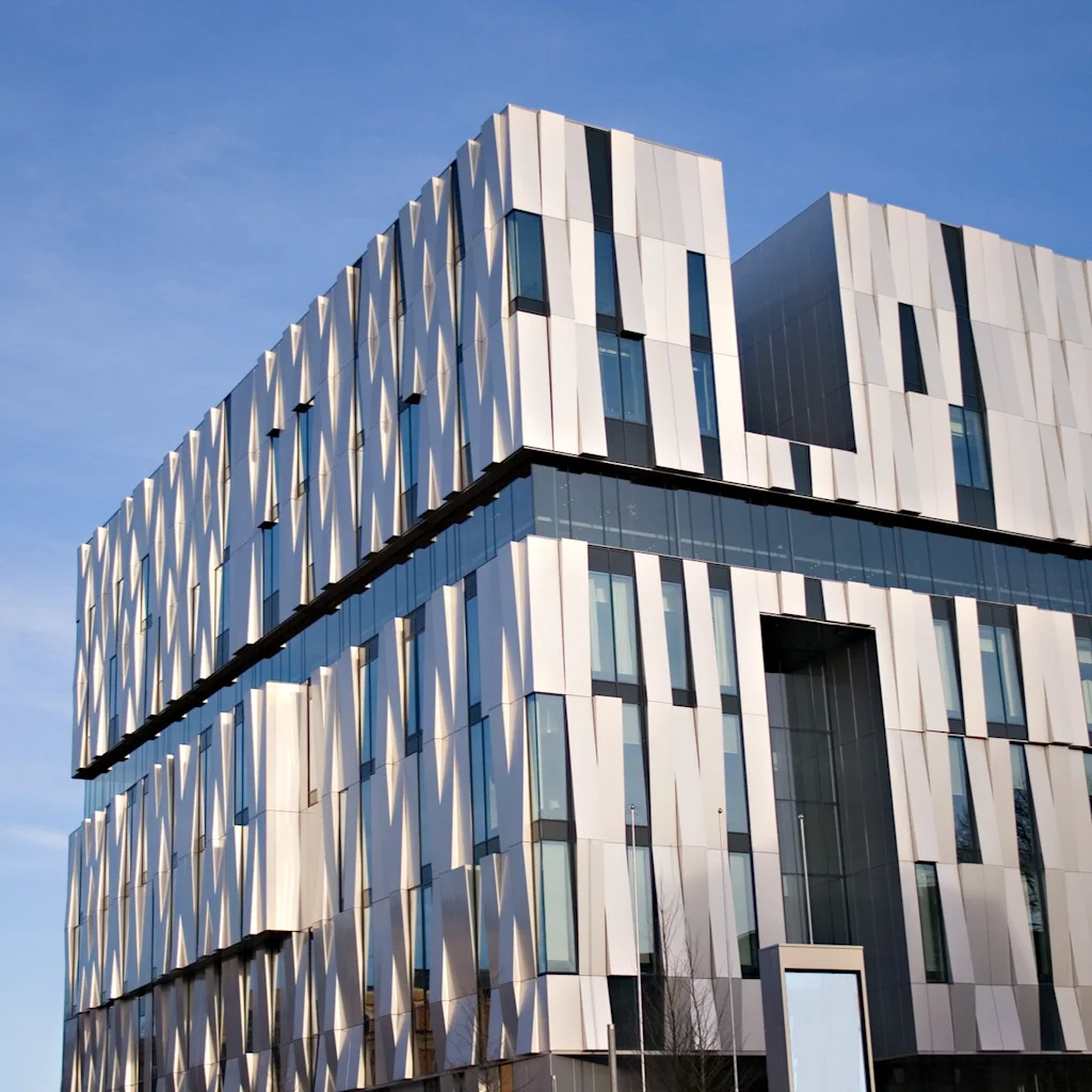 Uppsala Konsert & Kongress (UKK) byggnad, med en modern design med en texturerad fasad och många fönster.