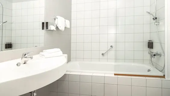 Suite at Home Hotel Bryggeparken, bathroom with bathtub
