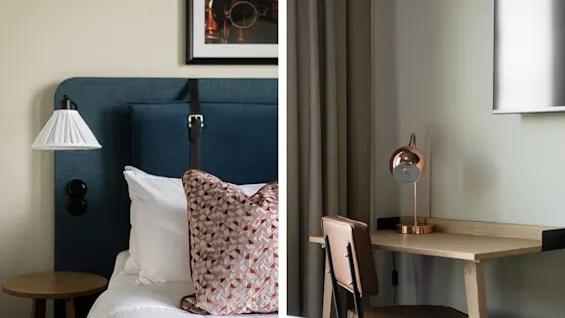 Et indbydende hotelværelse på Hernö Gin Hotel, der viser et komfortabelt soveområde og et dedikeret skrivebordsområde.