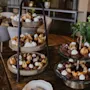 Herkullinen jälkiruokapöytä, jossa on kerrosvateja suklaaherkuilla, marengeilla ja ananaskirsikoilla, valmiina vieraille.