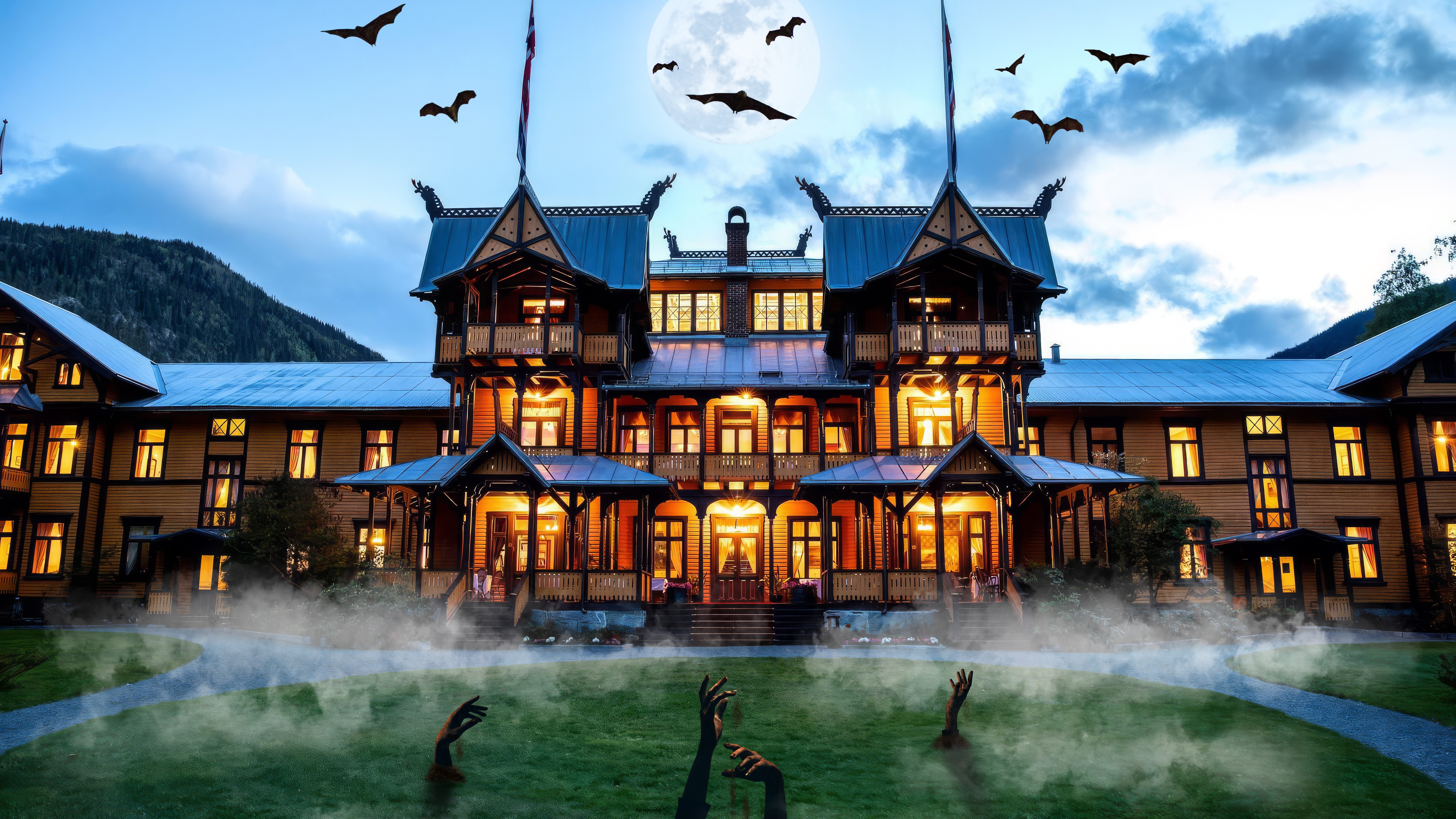Spöklikt hotell på natten med fullmåne, flygande fladdermöss och zombiehänder som kommer upp ur dimmigt gräs.