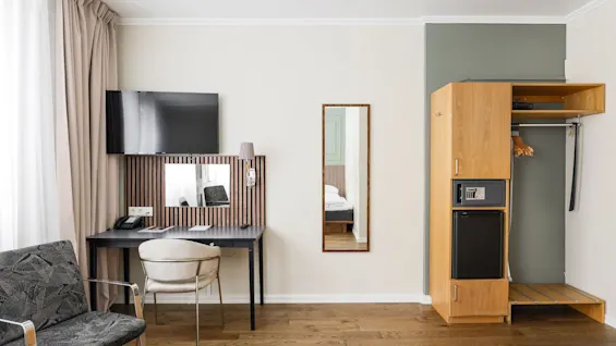 Moderni ja kutsuva hotellihuone Comfort Hotel Linköping Cityssä, jossa on toimiva työpöytäalue ja runsaasti säilytystilaa.