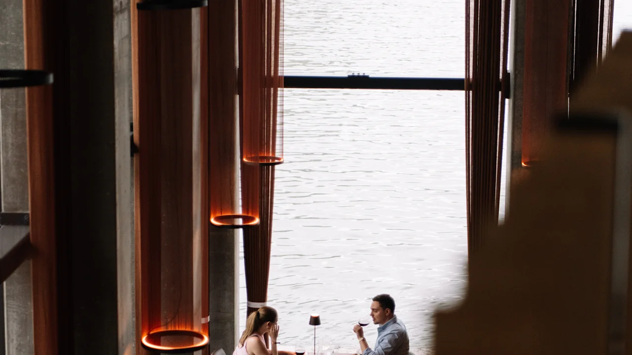 Gæster spiser ved vandet på KG Hotel