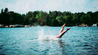 Diving-into-a-lake_16_9