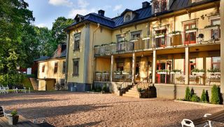 Hennickehammars Herrgård mansion summer facade