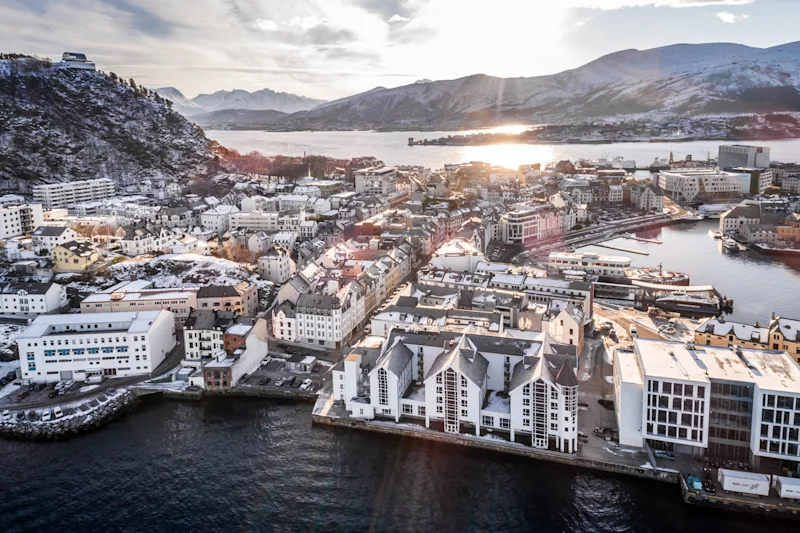 overview of quality hotel ålesund at wintertime