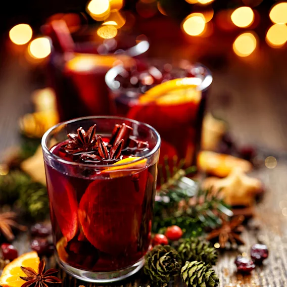 Rød julete eller gløgg for julebordet eller avslutningsfesten på jobb.