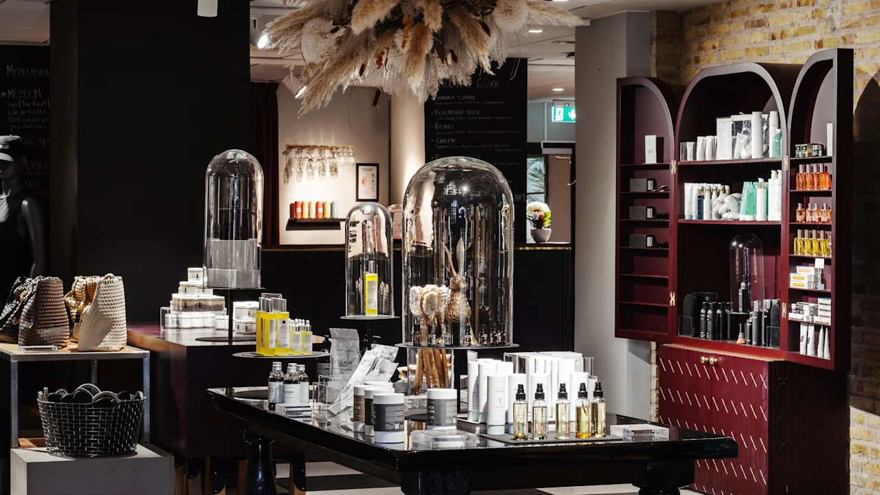 Interiör av Clarion Hotel Post, med en stilfull presentation av wellnessprodukter på ett bord med rutigt golv.