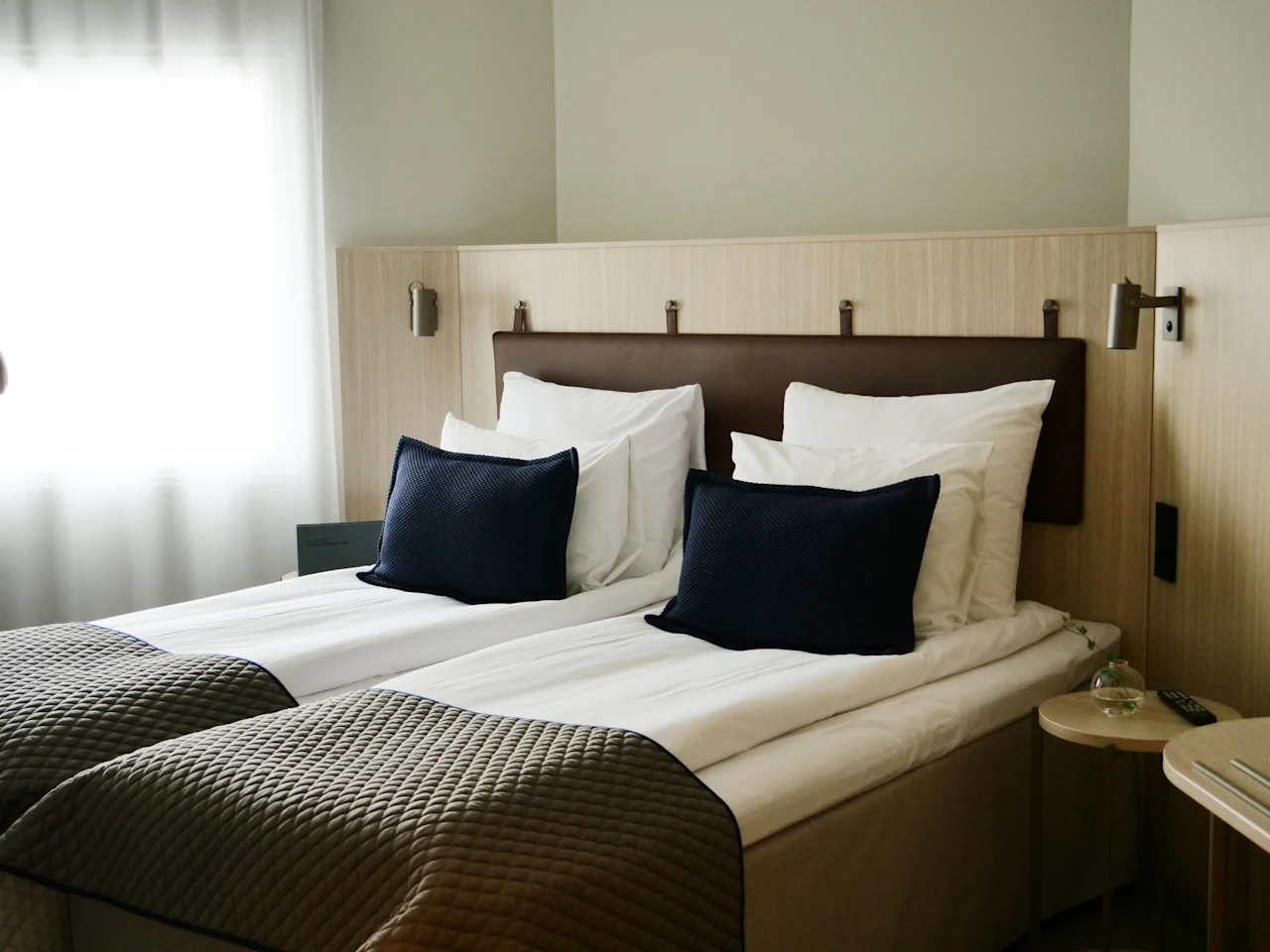 Et komfortabelt hotellrom på Quality Hotel Arlanda XPO med to pent oppredde senger, klart for et avslappende opphold.