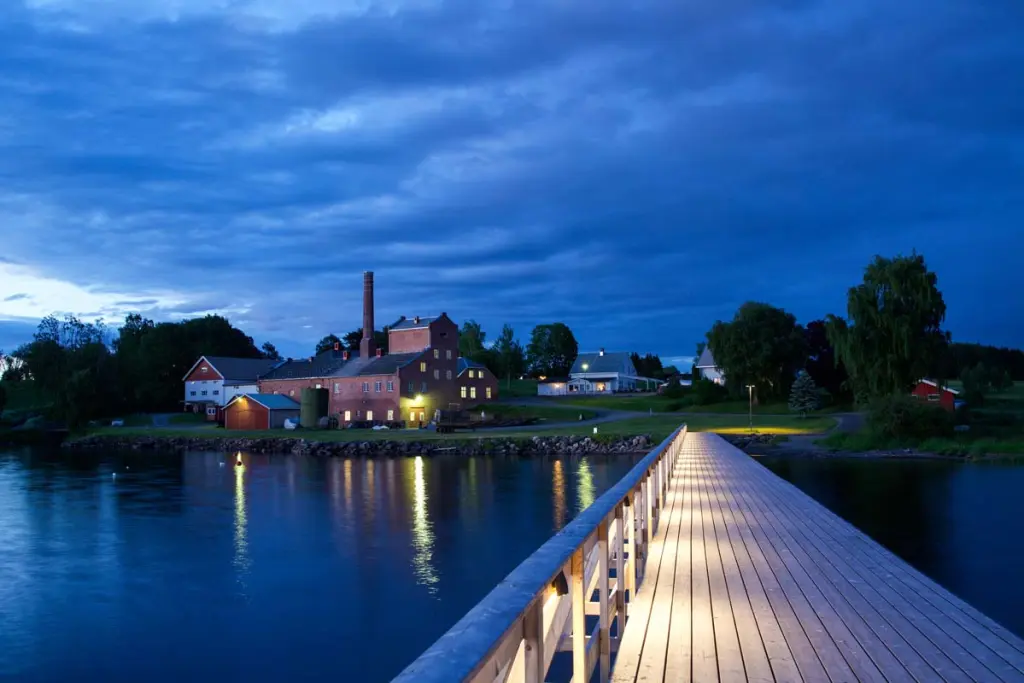 Atlungstad Brenneri at Hamar at night