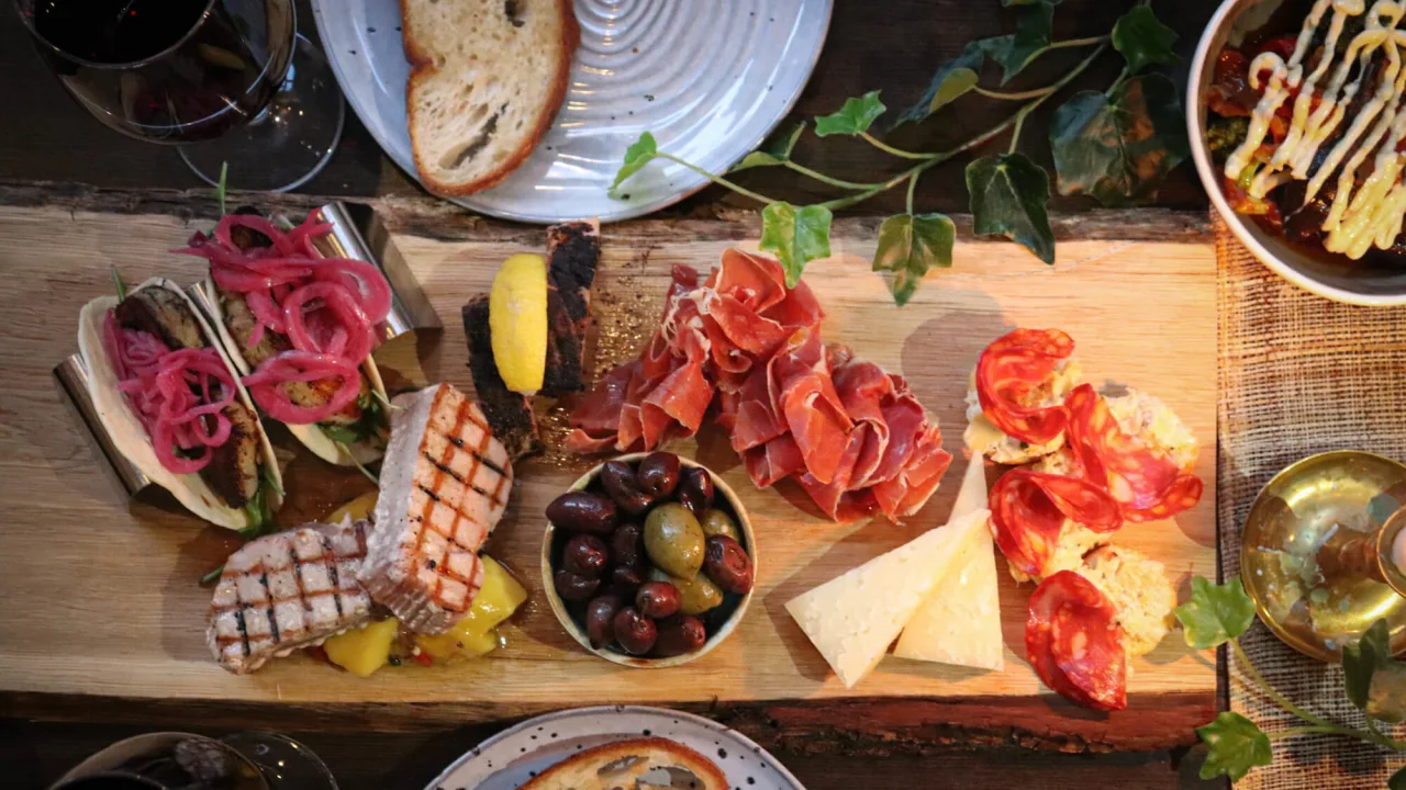 Tapas food on a tray at restaurant Aioli Tapasbar in Linköping.