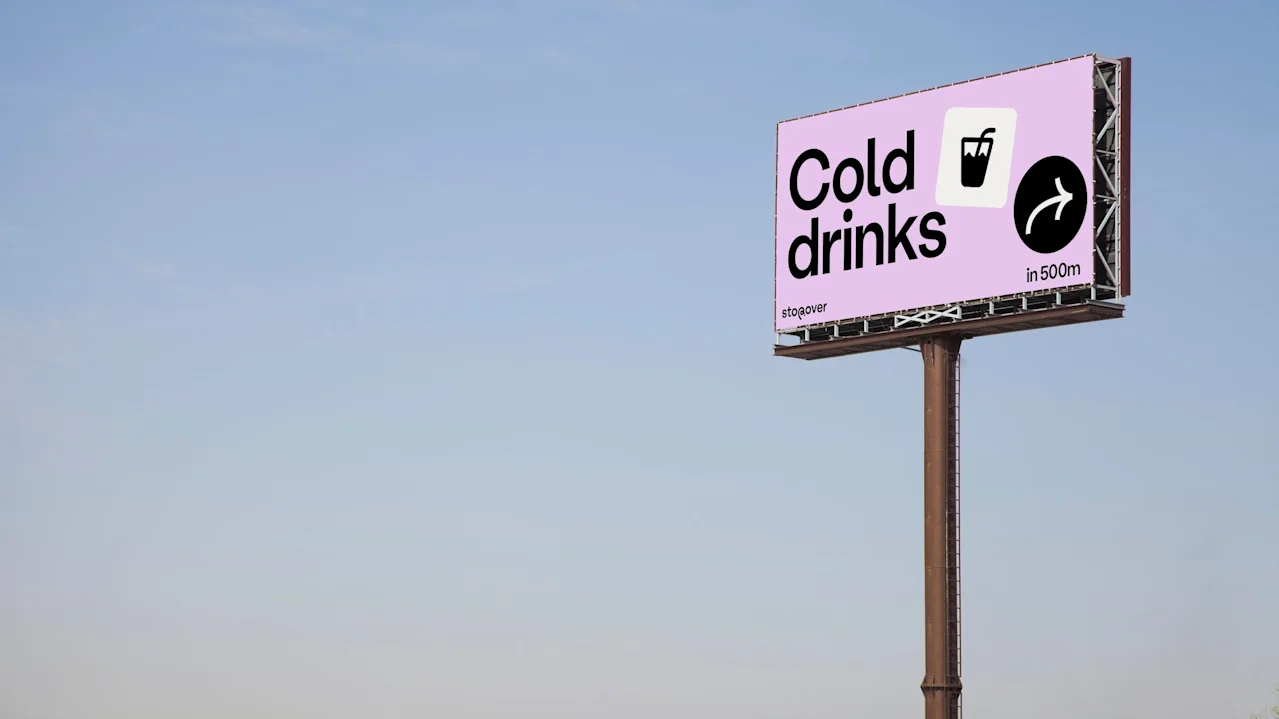Mainostaulu, jossa lukee "Cold drinks", lasin kuvake ja nuoli, 500 metrin tauko, kirkasta taivasta vasten.