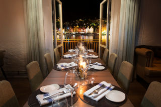 Restaurant-kitchen-&-table-view-clarion-hotel-admiral