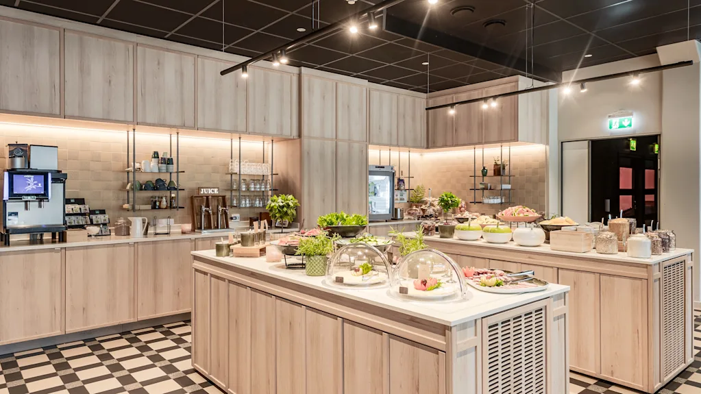 A bright and inviting buffet area at Quality Hotel Sundsvall, featuring a variety of breakfast items and beverages.