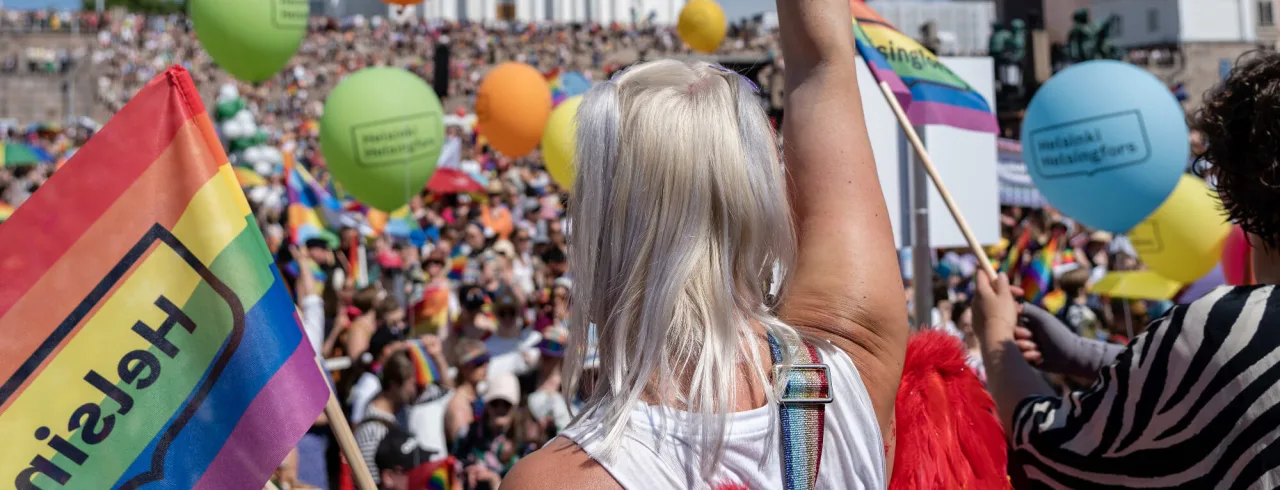 Prideparad i centrala Helsingfors.