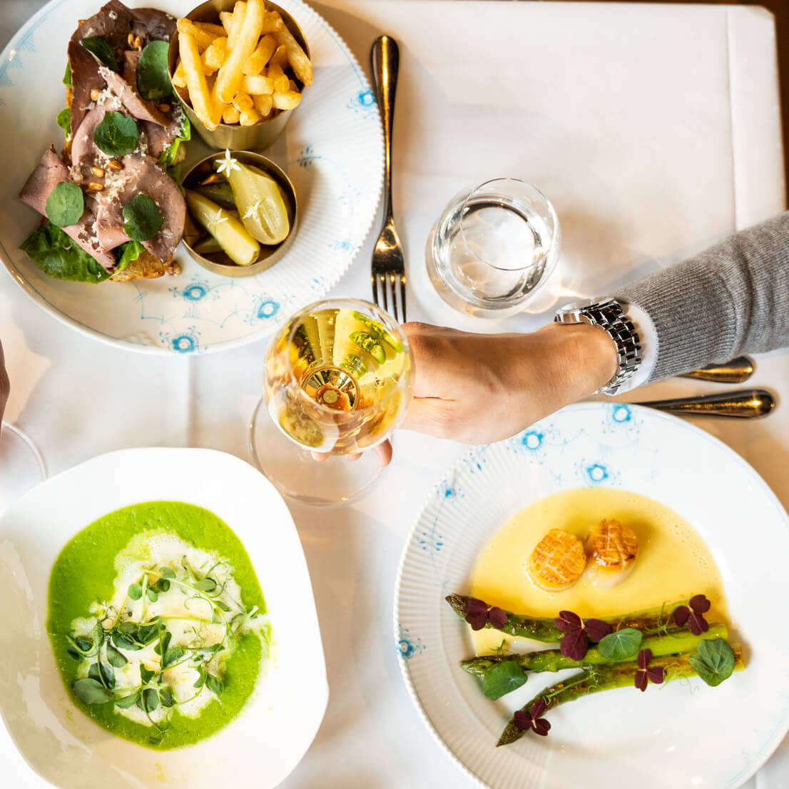 Färglad mat serveras på The Thief Restaurant i Oslo.