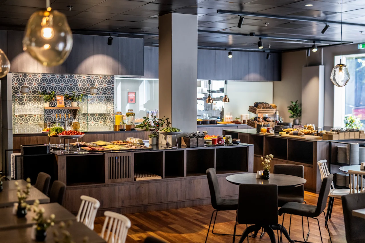 A bright and inviting breakfast buffet at Comfort Hotel Vesterbro, offering a wide selection of fresh food in a contemporary setting.