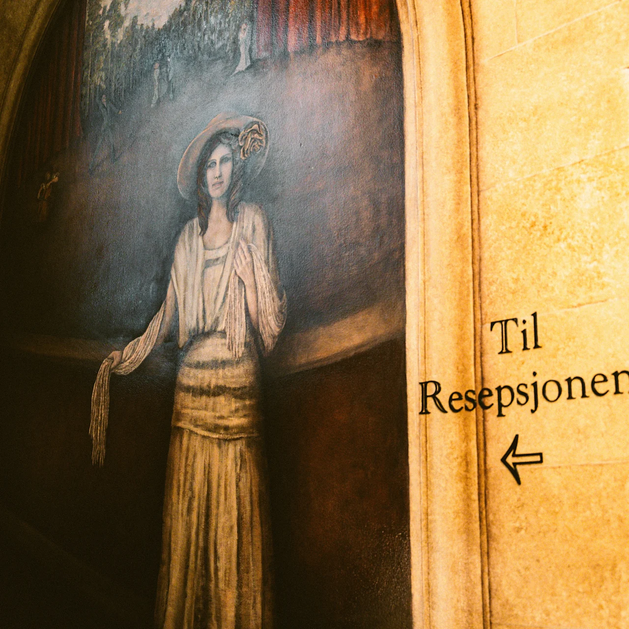 A portrait of a woman in period clothing is painted on a wall. Beside it, the text reads "Til Resepsjonen" with an arrow pointing left.