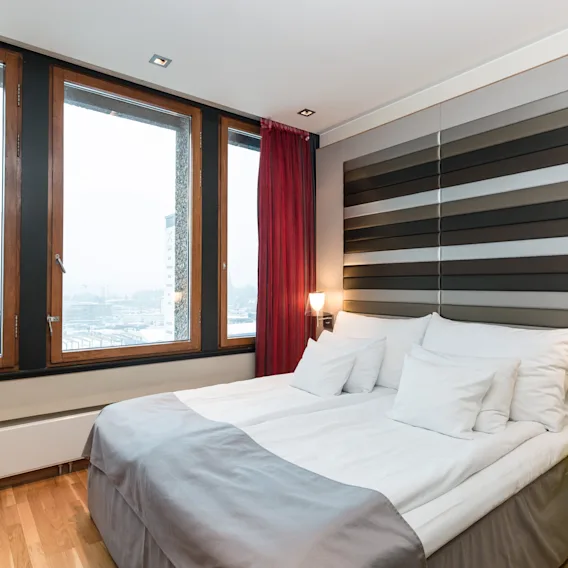 Suite at Quality Hotel 33 with king size bed and windows