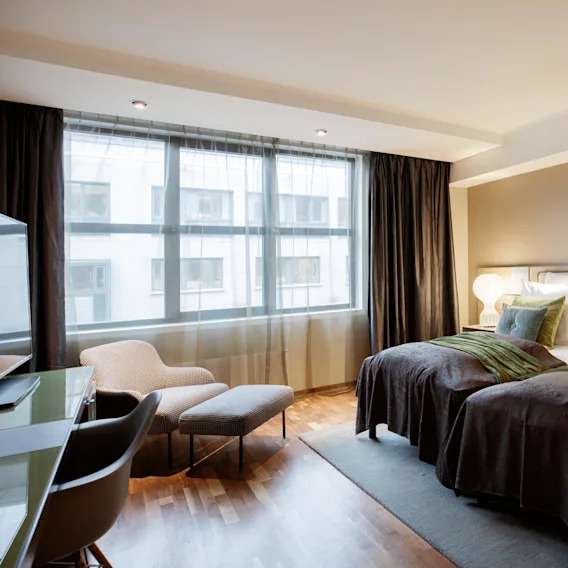 Superior twin room with beds and chair at Clarion Hotel The Hub in Oslo